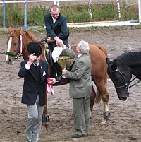 Andrzej Ciesielski podczas dekoracji - Derby 2007