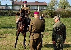 Krzysztof Mijakowski i Lubczyk podczas przeglądu mundurowego