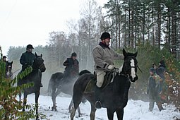 na pierwszym plnie Ogniskowy na Piorunie, za nimi Krysia i Piotrek na własnych koniach