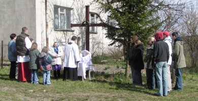 podczas święcenia pokarmów pod Krzyżem w Kierzbuniu
